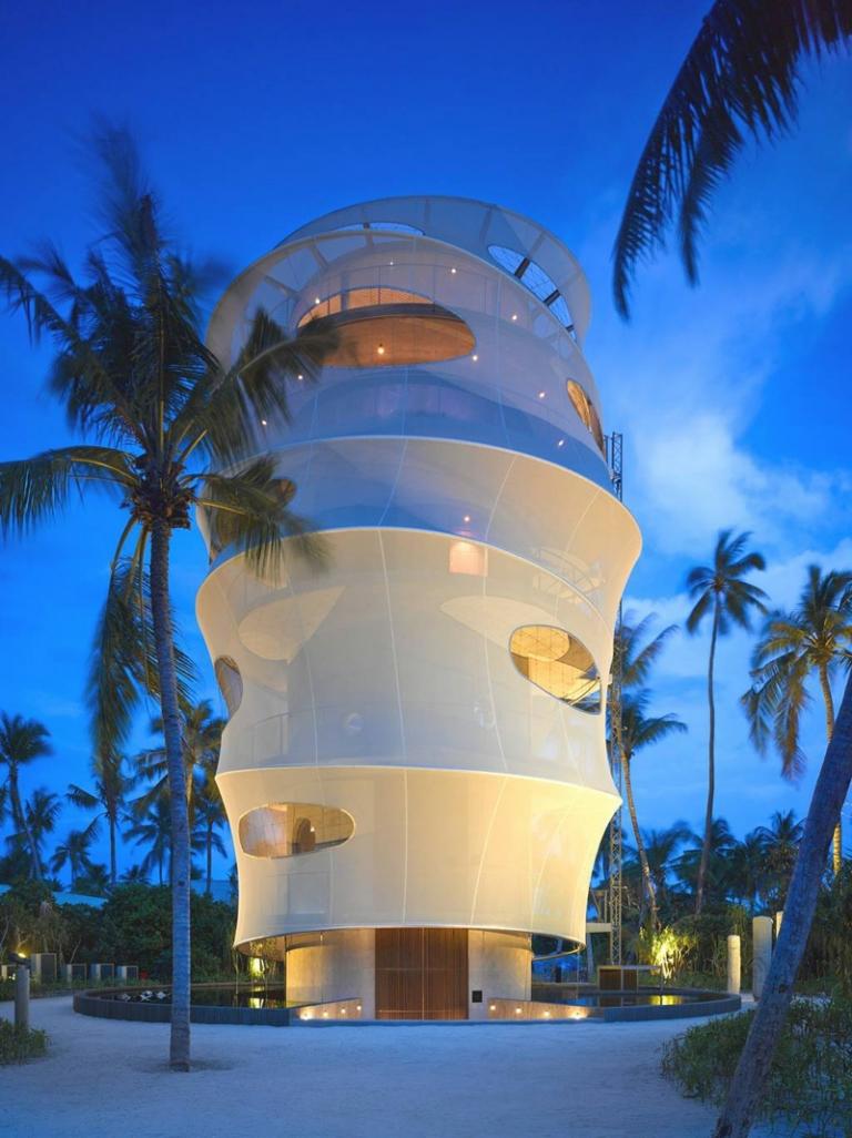 reštaurácia drevený stojan na víno tavaru biela markíza nočné osvetlenie