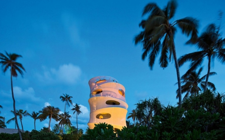 reštaurácia s dreveným dizajnom na víno, moderný nápad na prázdniny na Maldivách