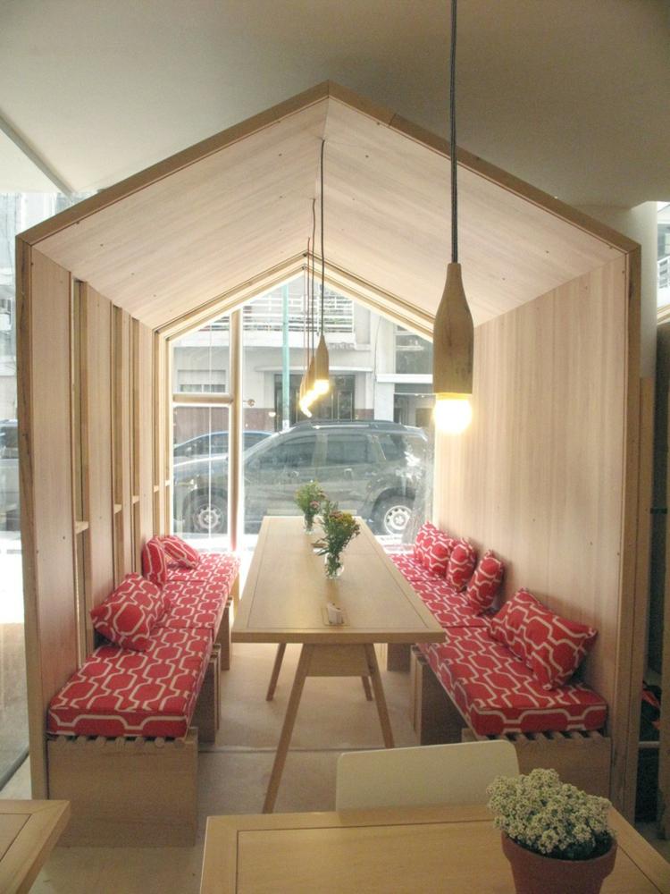 hojdačky v reštaurácii rodičia sedacia časť čalúnenie červený vzor rastlina deco