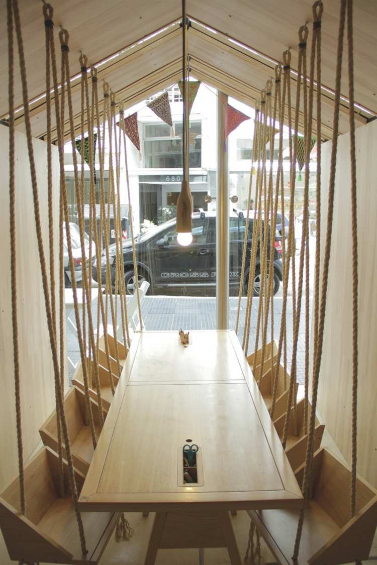 reštauračné hojdačky detský stôl farebné ceruzky ručné práce kútik buenos aires