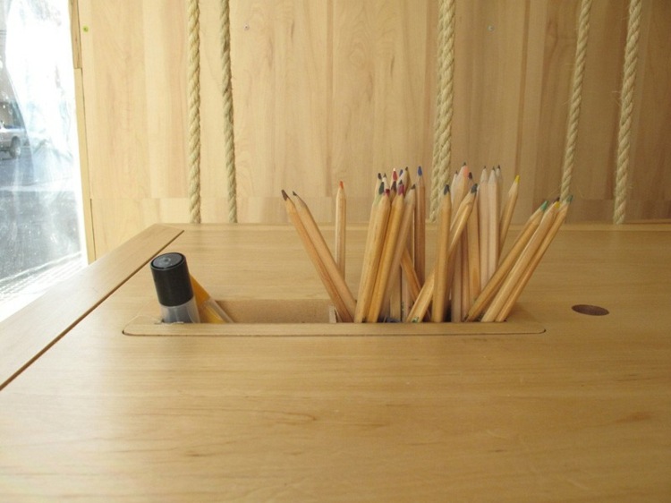 hojdačky v reštaurácii pastelky ceruzky šantenie zábava