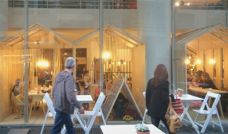 reštaurácia s hojdacími stolmi vonkajšia vitrína argentína