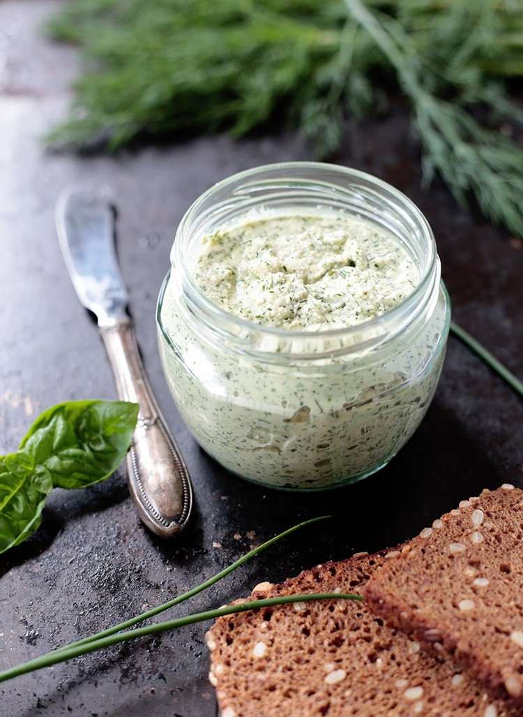 Použite zvyšné recepty na výrobu bylinkového tvarohu sami