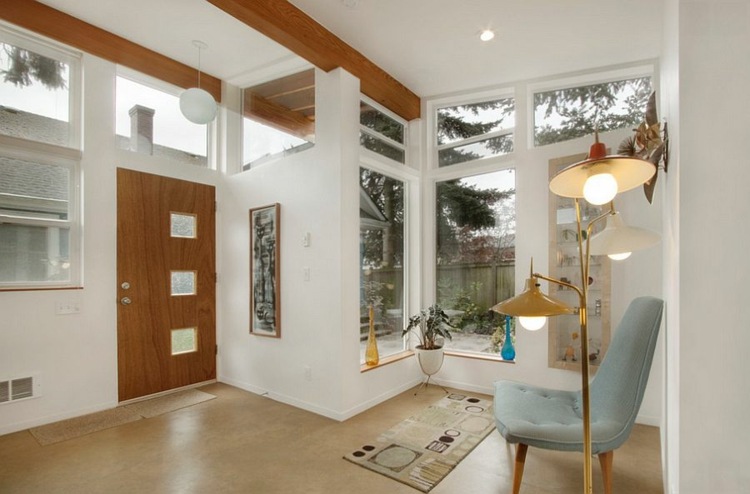 Ako dekorácia na chodbe sa tu používa kvetináč v retro štýle retro kvetináče dizajn kužeľ chodba biela rastlina