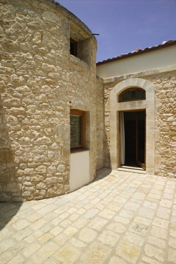 Kamenná fasáda Terasa hotela Sicília Terasa kamennej fasády hotela Sicília