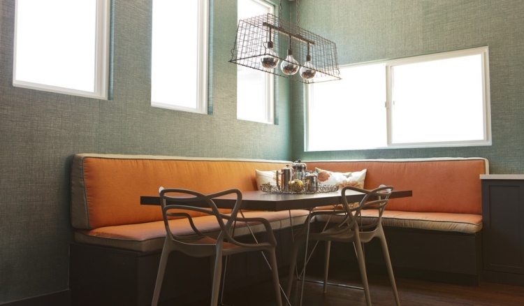 retro priemyselné žiarovky kovový drôtený košík jedálenská lavica