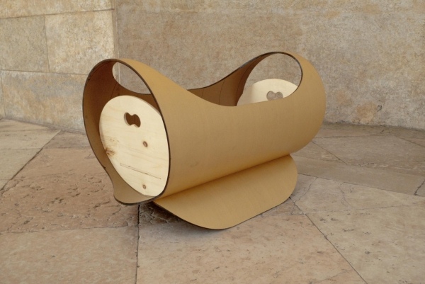 jednoduchý model detskej kolísky lulla vyrobený z recyklovaných materiálov