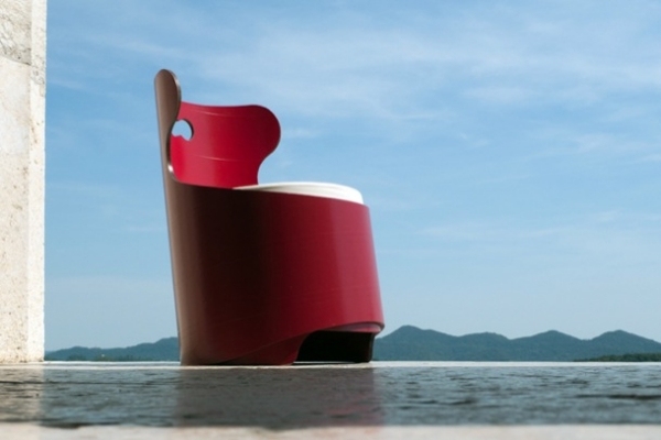 červené okrúhle kreslo tonda vyrobené z recyklovaných materiálov