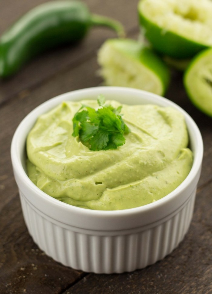 Avokádový dip s klinčekmi cesnaku a guacamole Pripravte si rýchle chutné recepty na párty avokádové guacamole sami