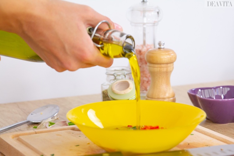 Pridajte omáčku Chimichurri, olivový olej, ocot z červeného vína