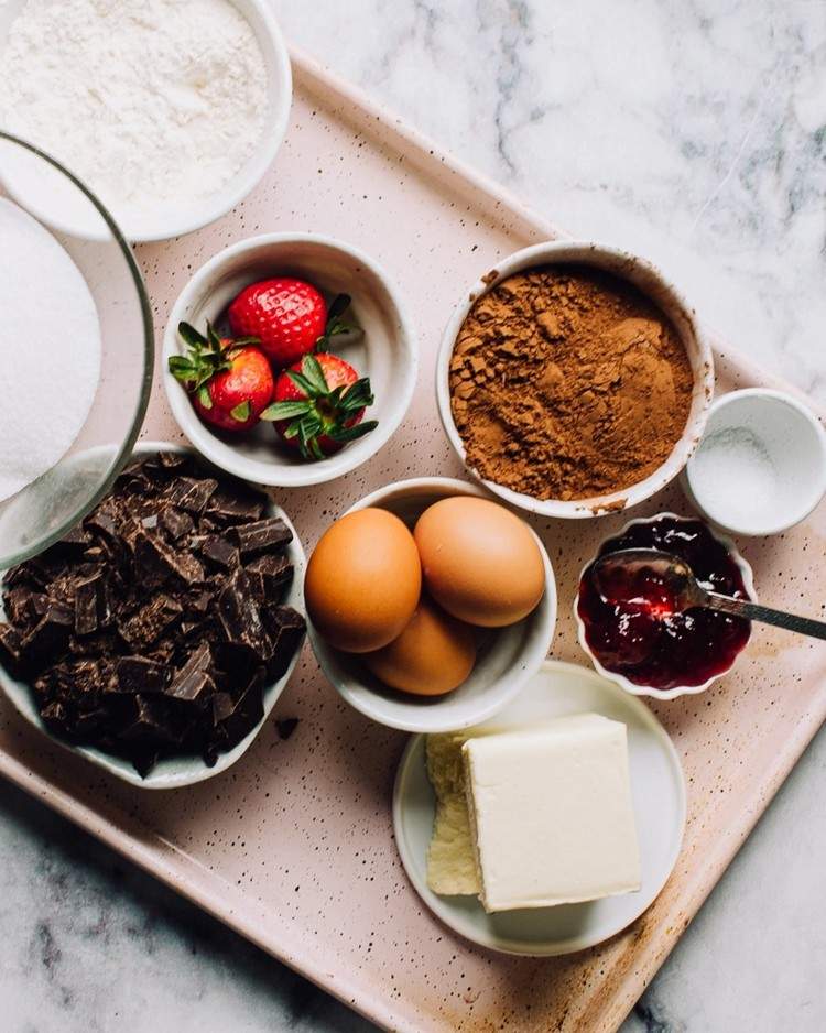 Ingrediencie na rezne z jahodového koláča