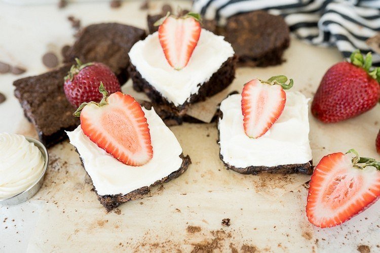 Plátky jahodového koláča s mascarpone krémom a čerstvými jahodami