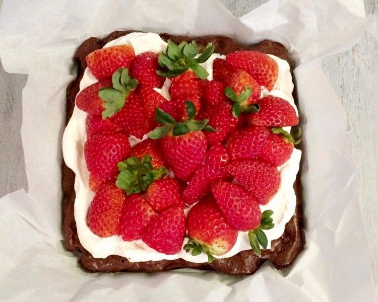 Čokoládové brownies ozdobte krémom a čerstvými jahodami