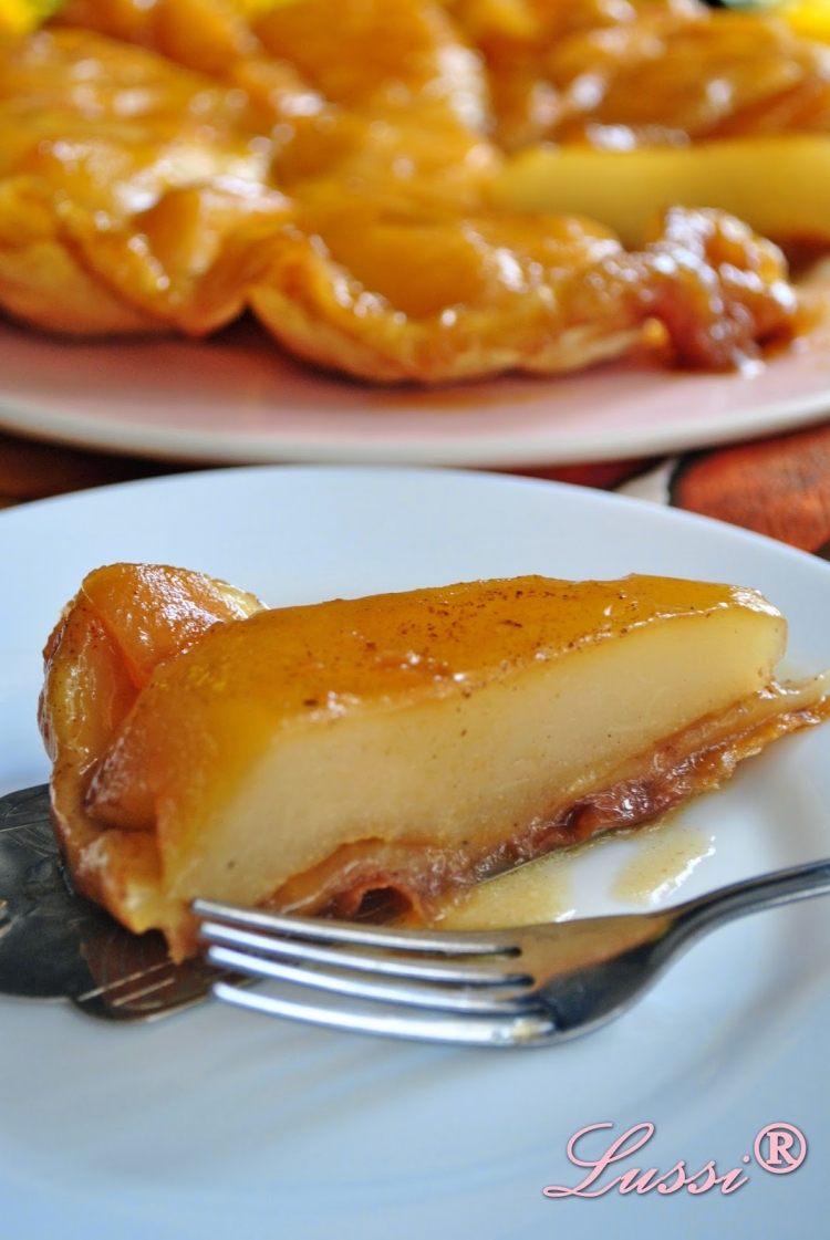 Recept na jeseň-dezert-hruška-koláč-tatín-porcia-kus-koláč-vidlička-tanier