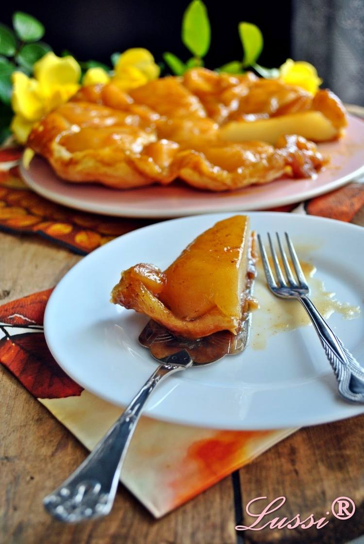 Recept na jeseň-dezert-hruška-koláč-tatin-kus-koláč-servírovanie-tanier-vidlička