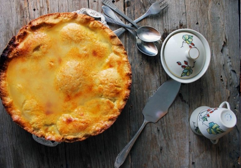 Recept-jeseň-dezert-hruškový-koláč-lahodné-servírovanie-príbor-drevený stôl