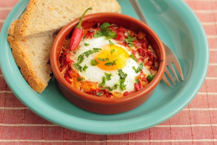 Talianske vyprážané vajíčko s marinarou a bazalkovým parmezánom v miske vhodnej do rúry