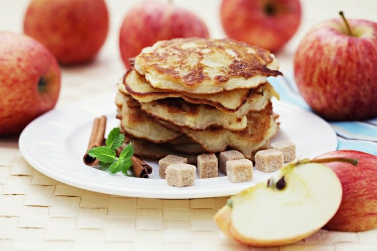 Upečte si chutné palacinky s jablkovou omáčkou a škoricou sami