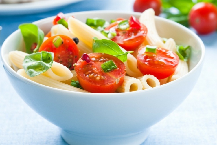 Cestovinový šalát s avokádom a paradajkami a bazalkou