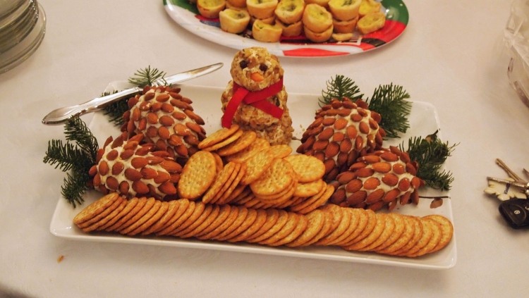 Predkrm - vajíčkový a syrový šalát ozdobený mandľami ako šišky vianočné menu-nápad-predjedlo-syr-mandľové šišky