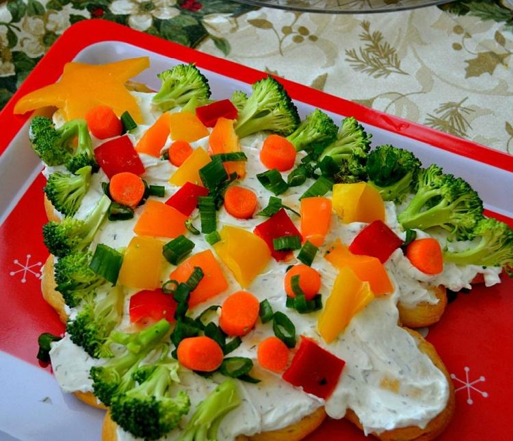 Plátky chleba naaranžujte ako vianočný stromček a ozdobte zeleninou Recepty na vaše vianočné menu - vianočný stromček ozdobený zeleninou