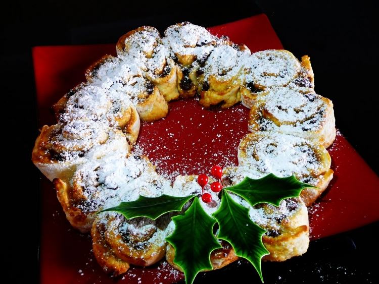 Vyrobte si vianočný veniec z rolky Recepty na vaše vianočné menu Vianočný veniec vyzerá práškový cukor