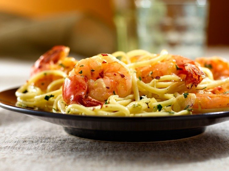 Krevetové cestoviny v balení z fóliovej fólie Recepty na rýchlu večeru Morské plody