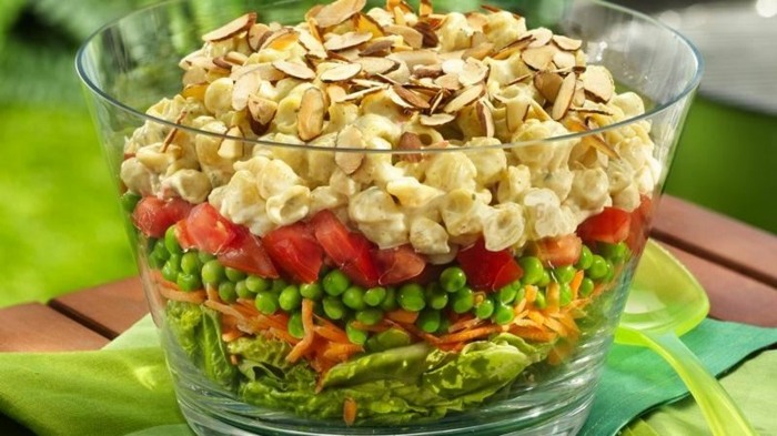 Predjedlo so zeleninou - paradajky, zelený šalát chutné recepty s cestovinovým šalátom s hráškom a paradajkami