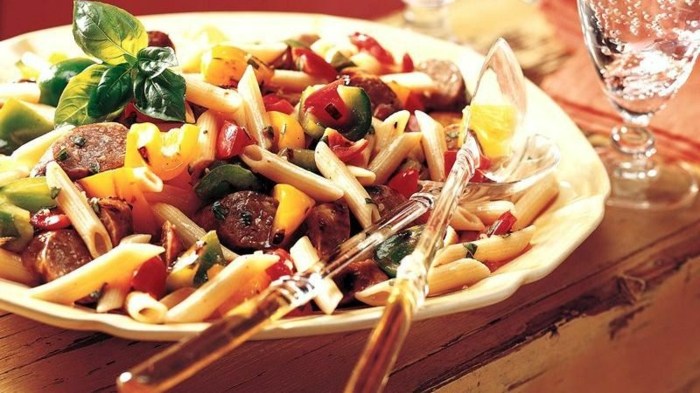 Recepty s cestovinovou klobásou, zeleným šalátom a paradajkami Paradajková omáčka pripravuje recepty na rýchle varenie