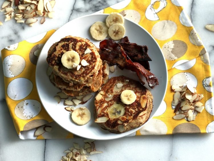 palacinky bez múky banánovo-plátkovo-mandľovo-strúhaný-obrus-vzorovaný-žlto-biely