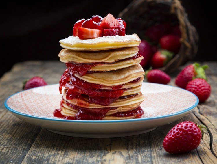 Palacinky bez múky vežička-vegánsky-bezlepkový-sladké-jahody-nakrájané-želé-tanier-košík-stôl