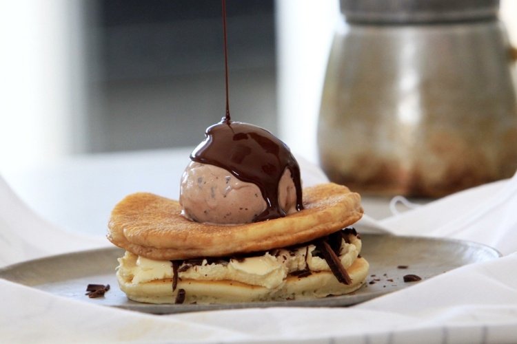 palacinka-múka-vegánska-zmrzlina-mascarpone-čokoládová omáčka-espresso-tanier-bezlepkové-sladké-redukované kalórie