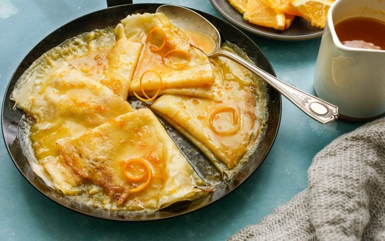 palacinka-múka-palacinky-panvica-džbán-obrus-lyžica-koňak-pomarančová kôra-karamelová omáčka