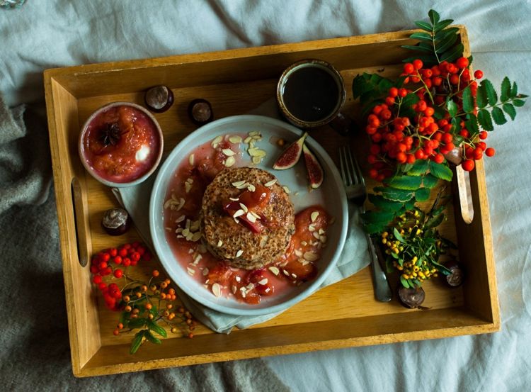 palacinka-miska-podnos-drevo-gaštan-serviet-tanier-figové orechy-ovsené vločky-šálka-kávy-ozdobené konáre