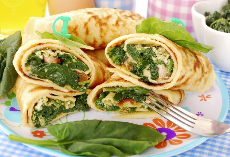 palacinka-múka-valcovaná-plniaca-doska-špenát-listy-výdatné-paradajkové-kocky-ricotta-vidlička-obrus