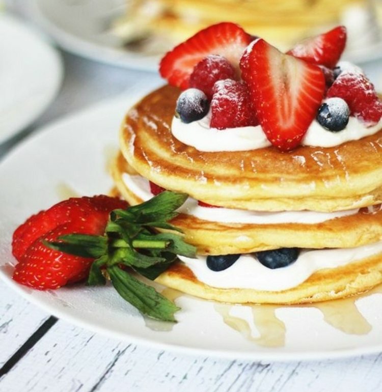 palacinky-múka-mini-palacinky-smotana-tvaroh-čučoriedky-jahody-rozpolené-medové-stolné-vežičky