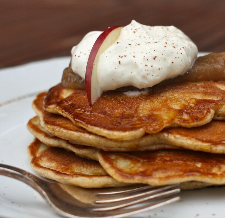 palacinka-muka-palacinky-fitnes-zdrava-nizko-kaloricka-jablkova-tvarovka-skořice-vežička-vidlička
