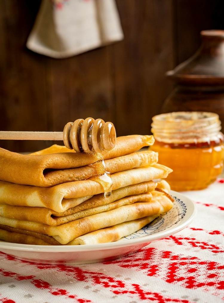 palacinka-múka-skladaný-tanier-med-sklenený-obrus-vzorovaný-červeno-biely-uterák