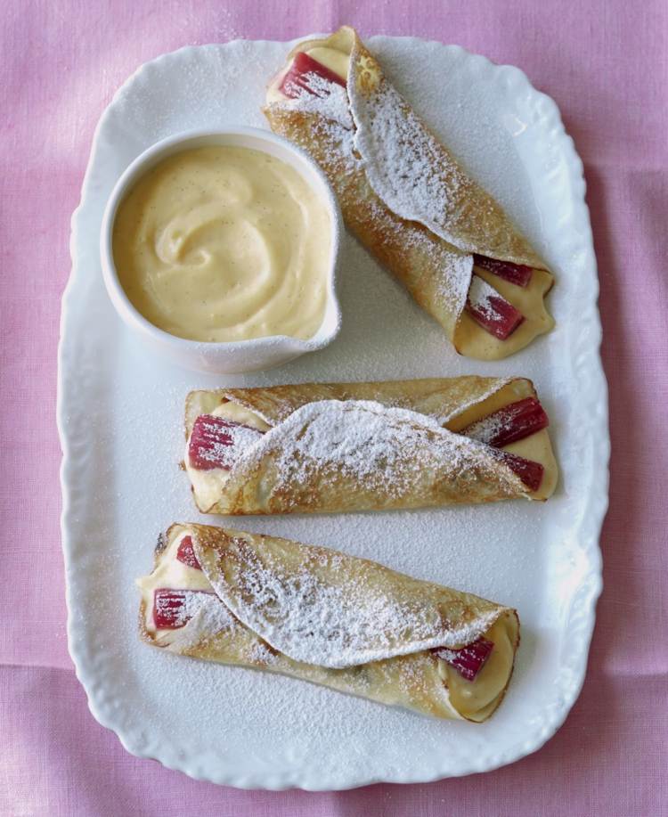 palacinková múka-sladký puding-rebarbora-rezaný práškový cukor-tanier-obrus-ružová misa