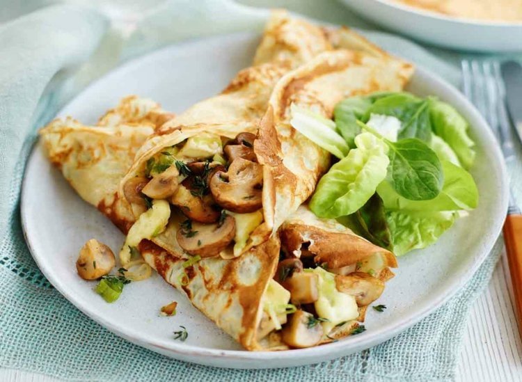 palacinko-múka-plnka-šampiňóny-syr-bylinky-výdatné-slané-príbory-vidlička-nôž-obrus