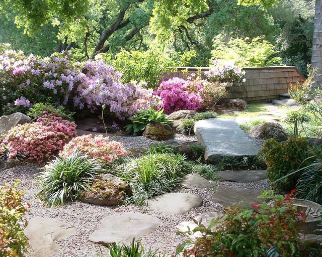 Záhrada nenáročná na starostlivosť, ale veľmi pekné jarné hnojivo