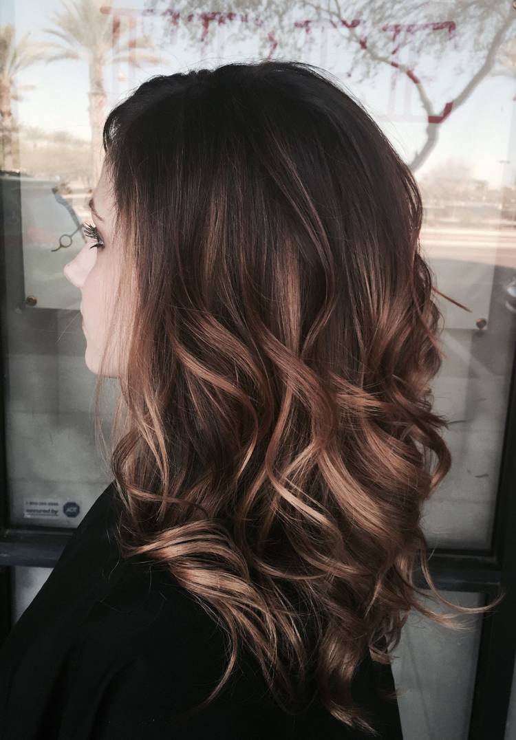 pramene medi na čiernych vlasoch