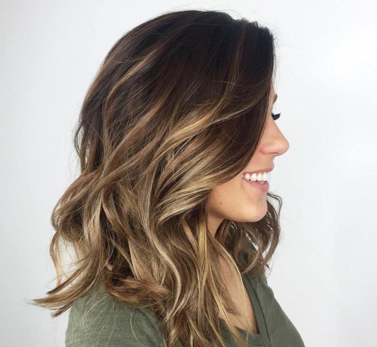 Stuha zvýrazňuje od ruky blonďavé odlesky na tmavohnedé vlasy