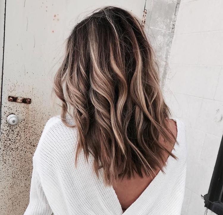 Blond melír na hnedých vlasoch technikou postupného strihania rukou