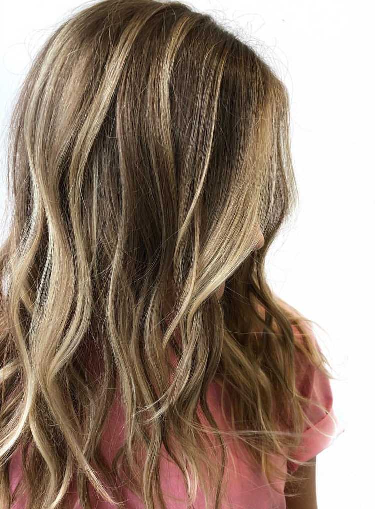 Svetlé blond vlasy v prednej časti