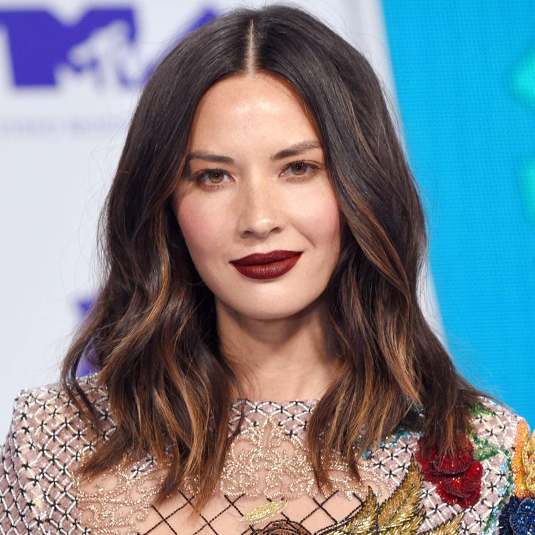 Karamelový melír pre čierne vlasy strednej dĺžky