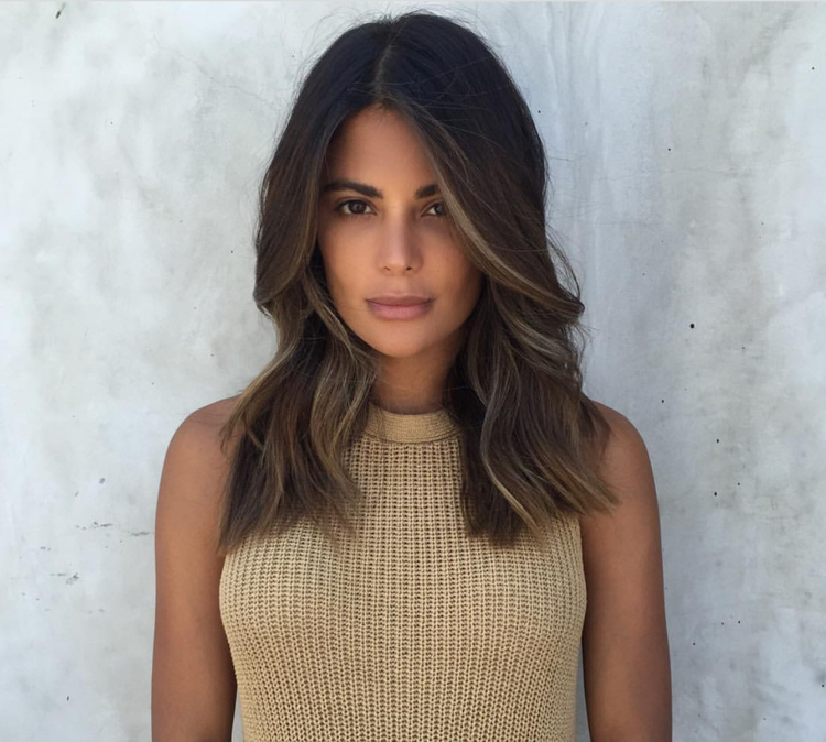 Stužka zvýrazní melír tmavých vlasov kulmou