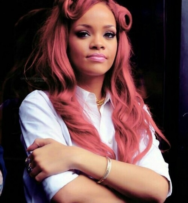 Rihanna ružové vlasy dlhé každý deň Rihanna-ružové-vlasy-dlhé