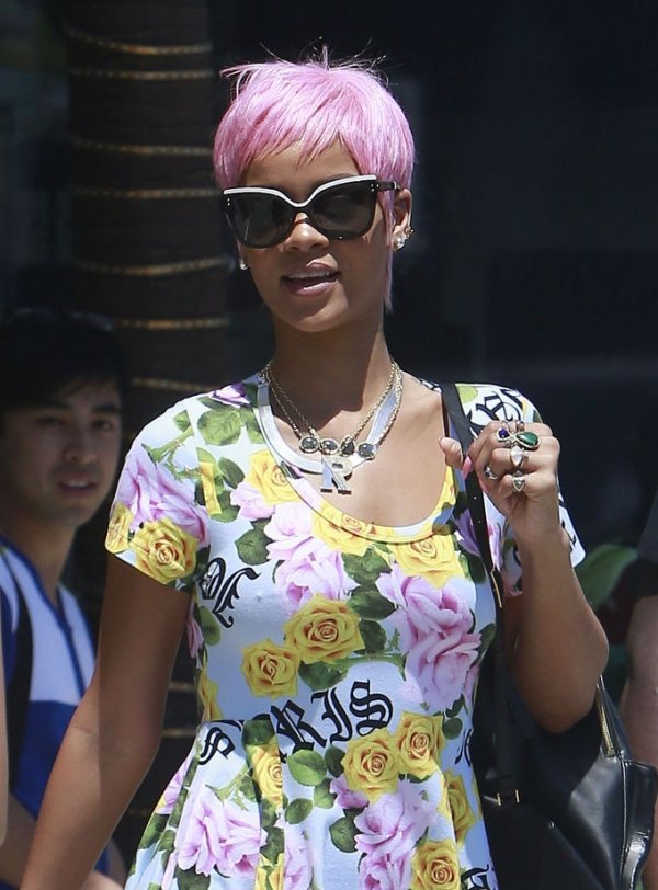 Rihanna má ružové vlasy na prechádzke každý deň Rihanna-ružová-vlasy-prechádzka-každý deň-elegantná