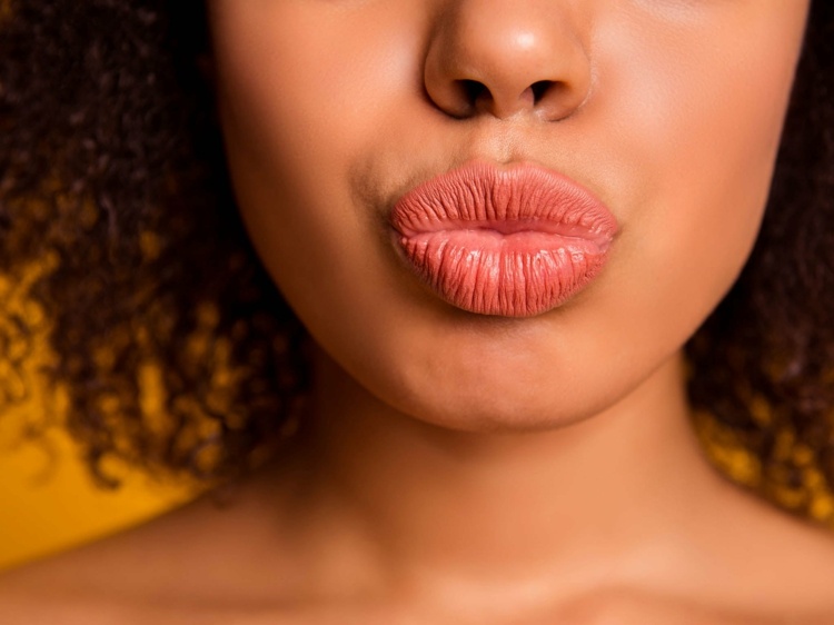 Starostlivosť o pery nechtíkovou masťou na popraskané a suché pery